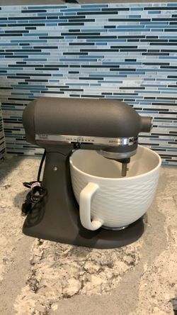 Kitchen Aid 5 quart artisan mixer