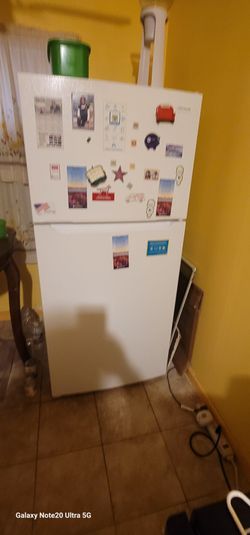 6 month old Fridge Freezer firm price