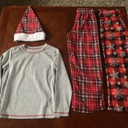 🎅🏻 Christmas Fleece Pajamas with 2 pairs of matching pants and hat. Size 6/7 Kids