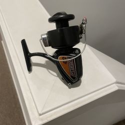 Vintage Pflueger 422 spinning fishing reel