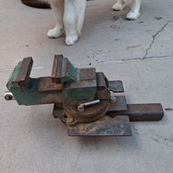Four inch vise heavy duty set up for receiver hitch