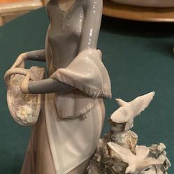 Llardo - In The Garden Figure with Doves - Rare 5416
