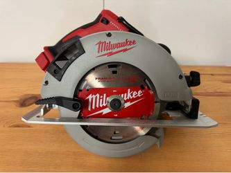 Milwaukee 2631-20 M18 18V Lithium-Ion Brushless Cordless 7-1/4 in. Circular Saw (Tool-Only)