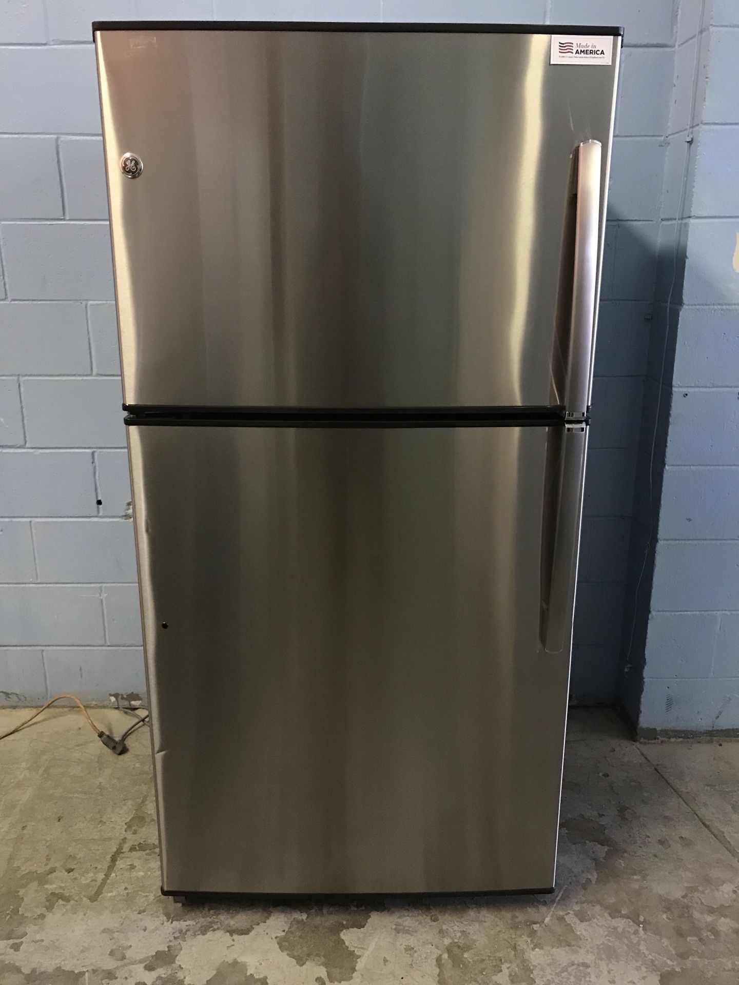 Brand New Scratch & Dent GE Stainless Steel 21 Cu Ft Refrigerator