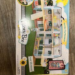 Toy House / Casa De Juguete