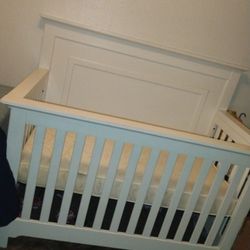 Like New Crib! Turns Into Toddler Bed And Daybed! 