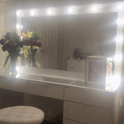 White Vanity With Dressers