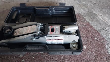 CAR JACK LIKE NEWNIN BOX 2 1/4 TON