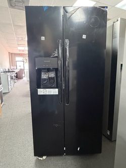 Refrigerator side by side