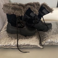 Women Snow Boots Size 9 And Warm Hat 