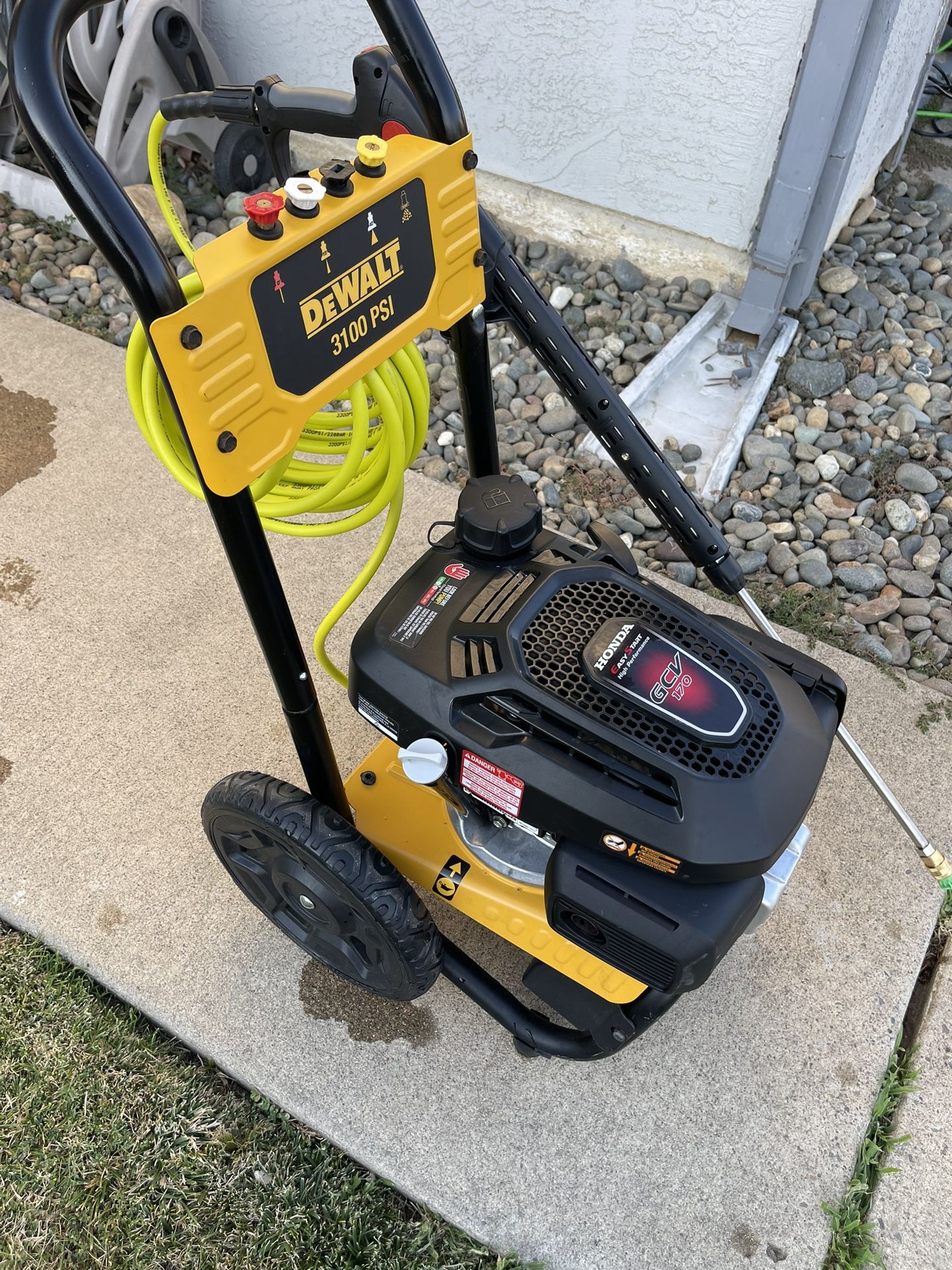 DXPW3123 DEWALT 3100 PSI at 2.3 GPM Honda Cold Water Professional Gas