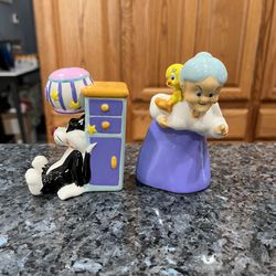 Vintage Warner Bros Sylvester, Tweety Bird And Granny Pair Of Salt And Pepper Shakers.  Brand New Never used 
