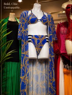 Make a statement with this elegant blue and gold chain-print swimsuit set. Designed to combine style and comfort, this stunning three-piece ensemble f