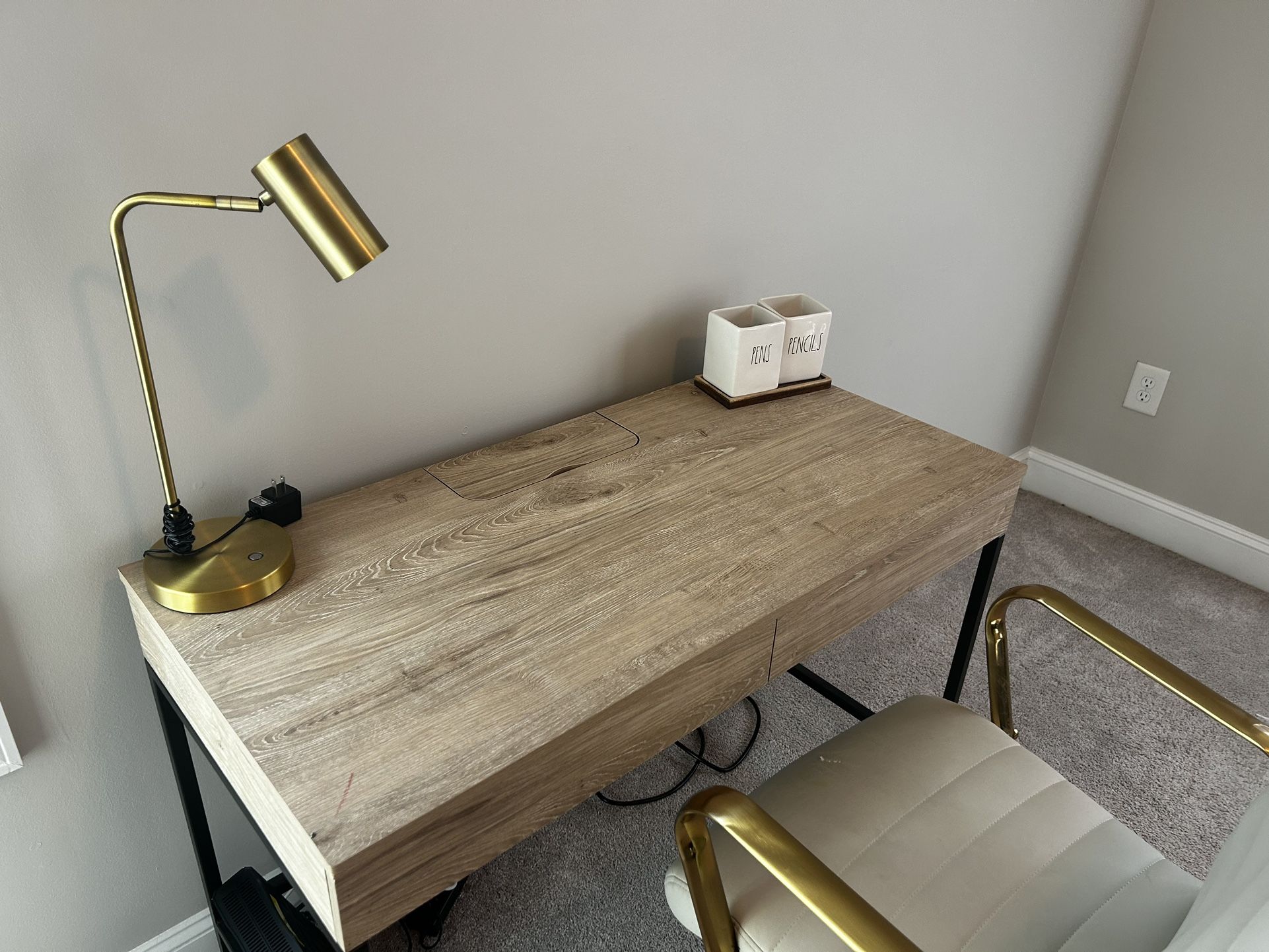 Great desk With Built In Outlet and USB