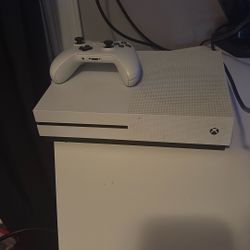 Xbox 1 S   W/ Xbox 1 Controller 