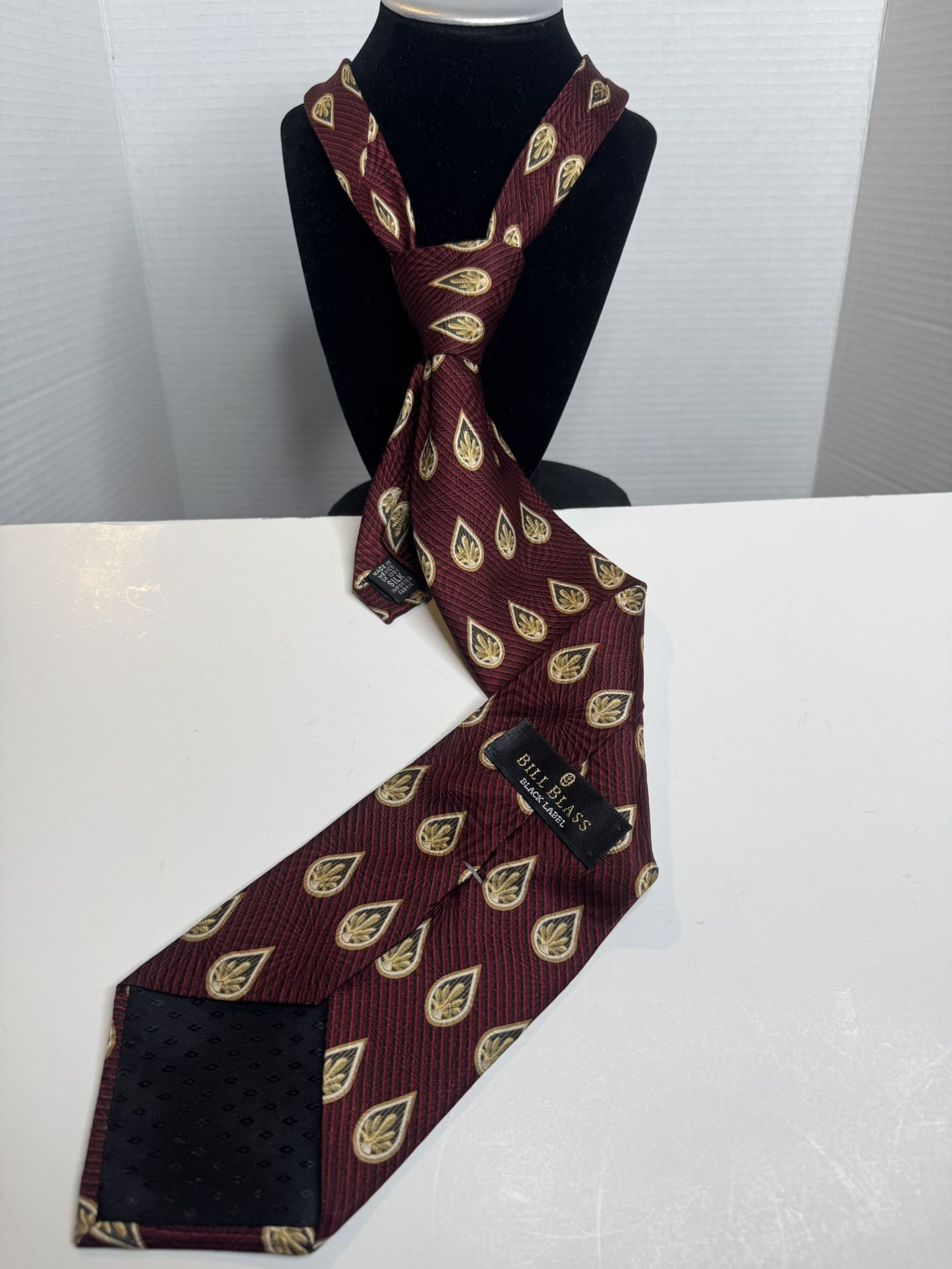 Bill Blass Black Label 100% silk tie with a red and gold paisley pattern, 