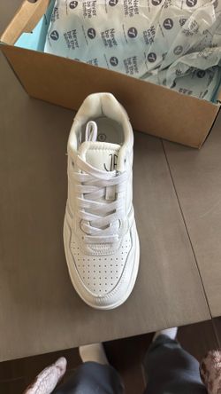New  white tennis shoes