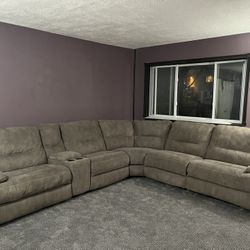 Manwah Sectional Power Recliner Couch- Excellent Condition