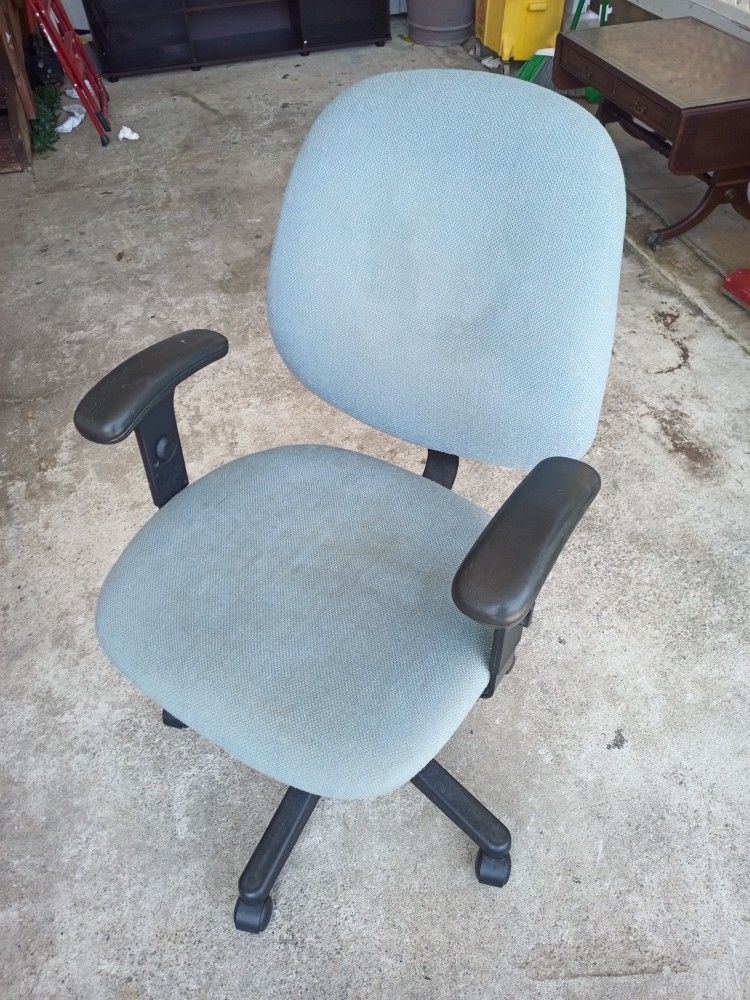 Adjustable Office Desk Chair FREE