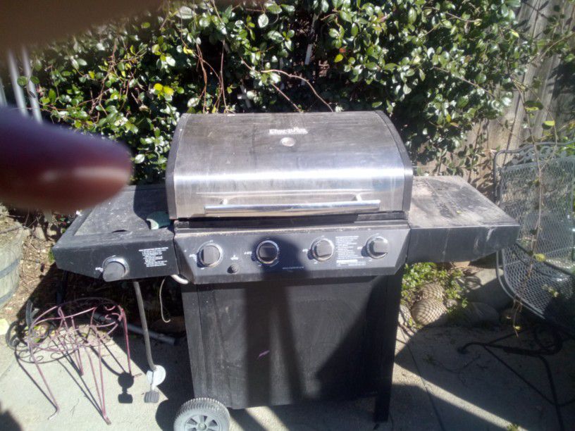 Working Bbq And Grills. Smoker Too.