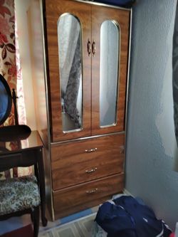 Closet with 3 drawers