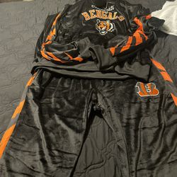 Cincinnati Bengals  Hooded Velvet sweatsuit size 3xl Price $150.00