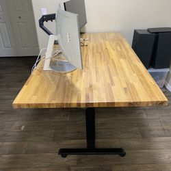 Wooden table with adjustable height