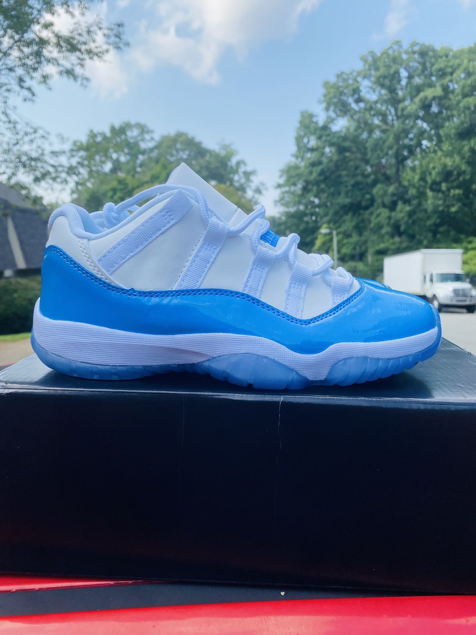 Air Jordan 11 UNC LOW
