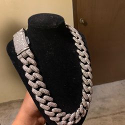 Big heavyweight solid beautiful iced out 26mm 22in Cuban baguette chain