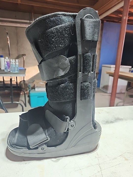 INFLATABLE WALKING BOOT (L)