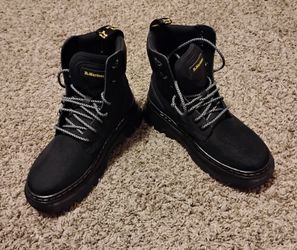 DOC MARTENS SIZE 6 IN MEN