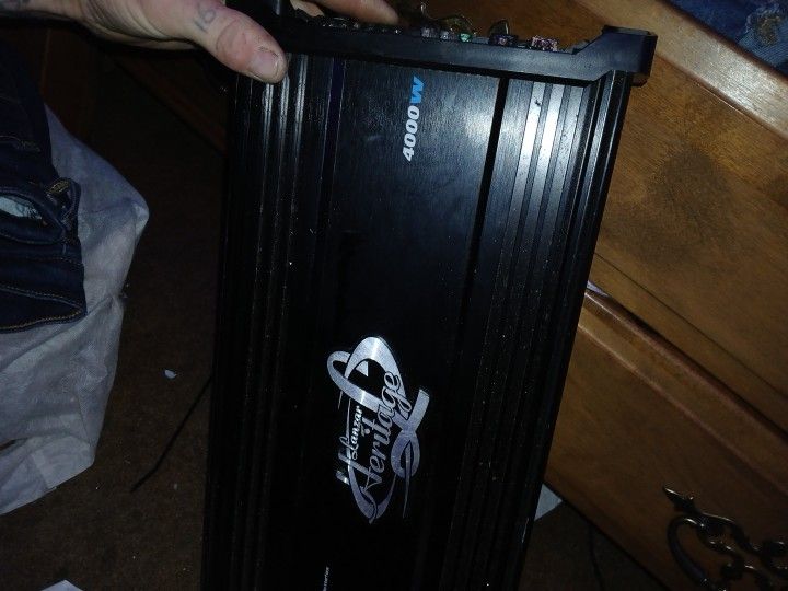 LANZAR 4000 WATT BLUETOOTH AMP