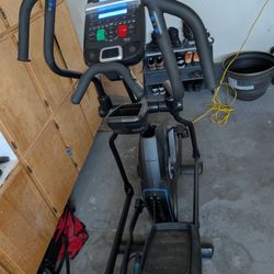 Nautilus Elliptical Machine E618