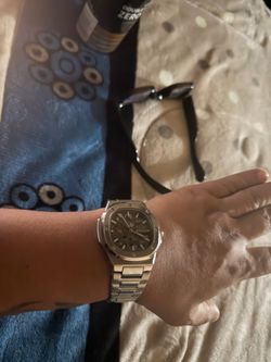 Automatic skeletons 43 mm watch in flawless condition box included value of 1k watch has genuine diamonds on bezel.