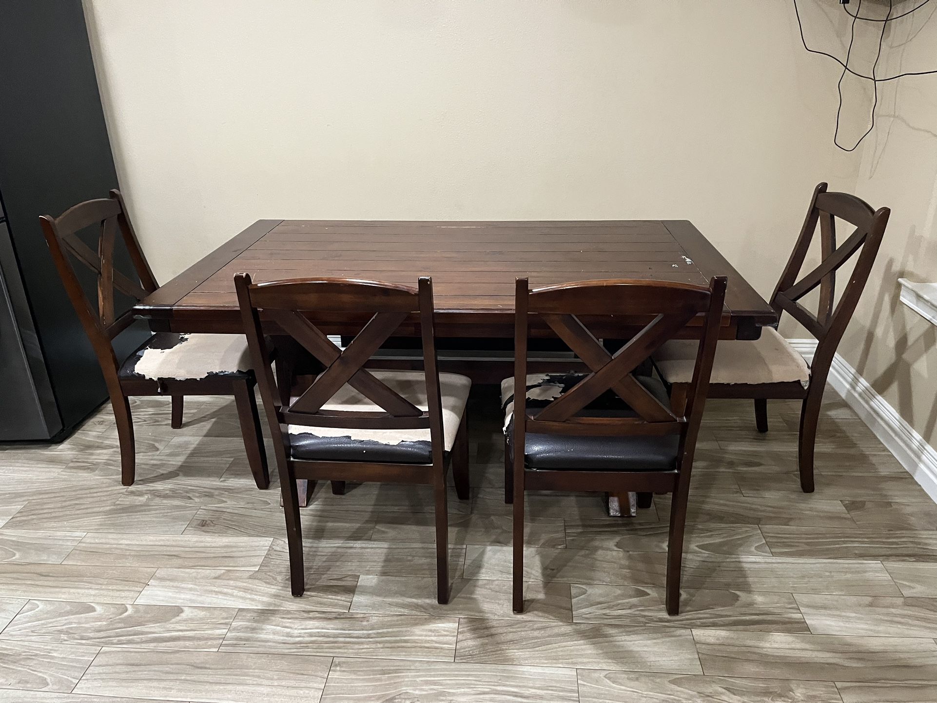Ante comedor de 4 sillas y una banca