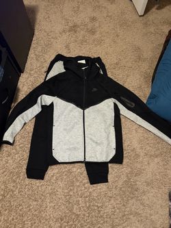 Gray Nike tech size medium