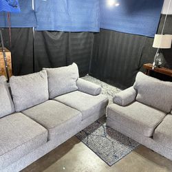 Broyhill oversized couch (DELIVERY AVAILABLE) Excellent condition