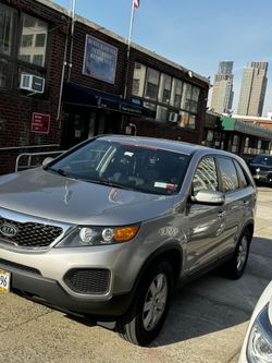 Kia Sorento 2013  LX Grey Drives Like New 