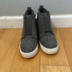 Girls Gray Wedged Boots Size 6 (VERY LIGHTLY USED)