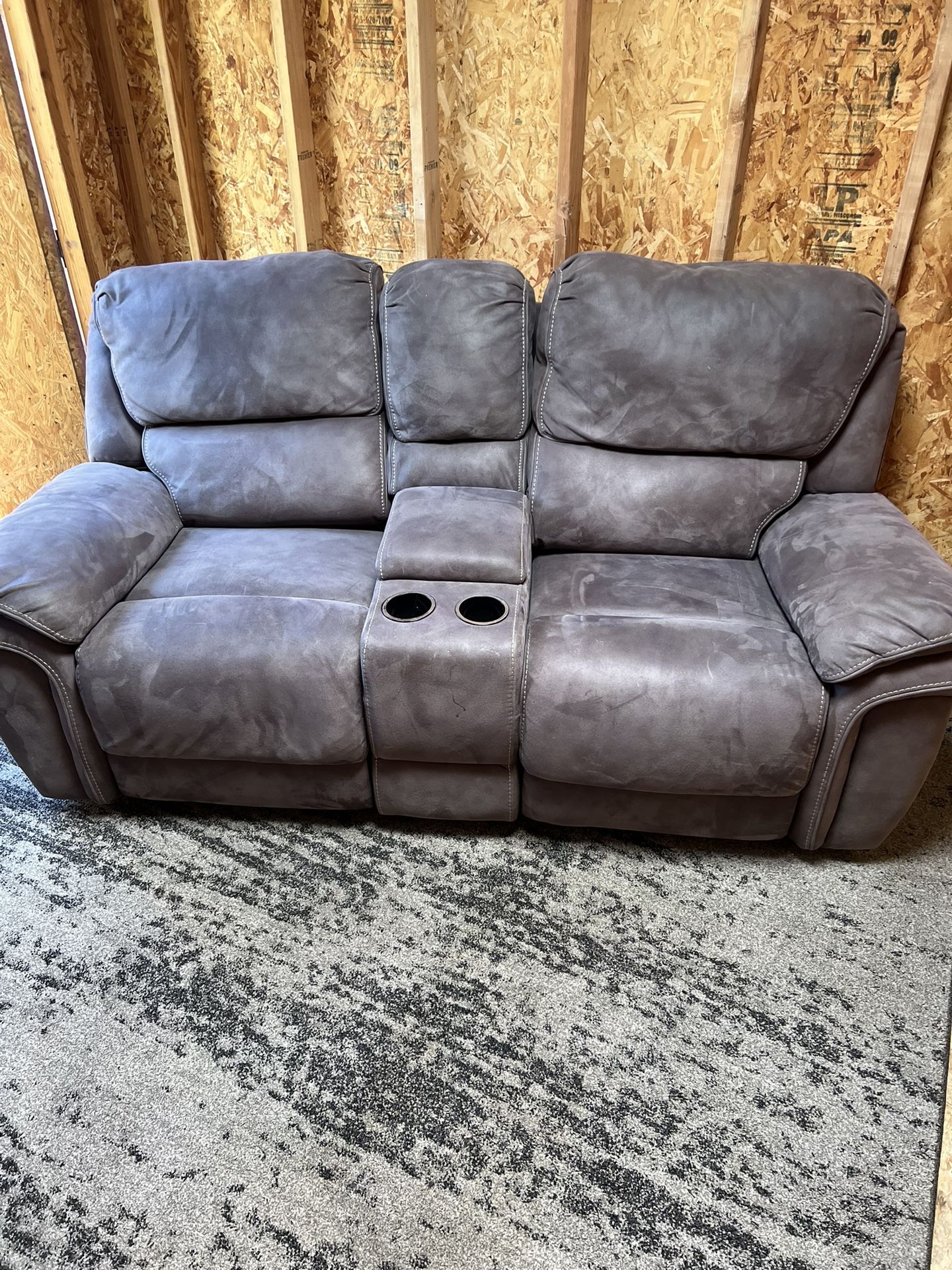 Power Reclining Loveseat w/ Console, Cup Holders & USB Charging โ Excellent Condition