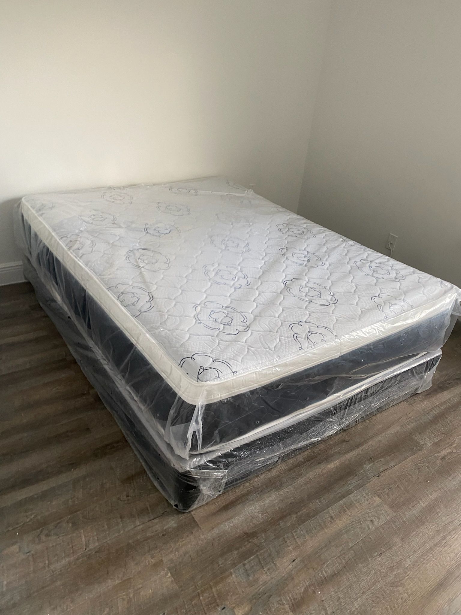 Queen mattress pillow top set with box spring (2pc - new)