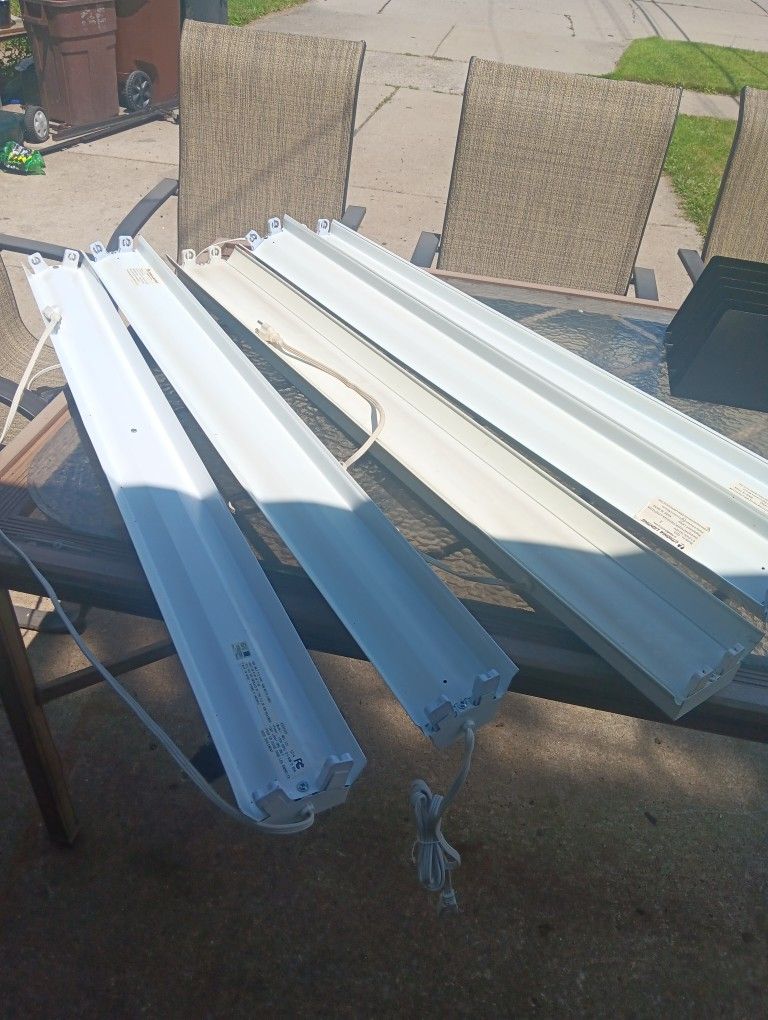 5 Florescent Light Fixtures