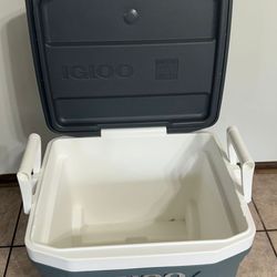 Igloo 62-quart Maxcold Latitude Roller