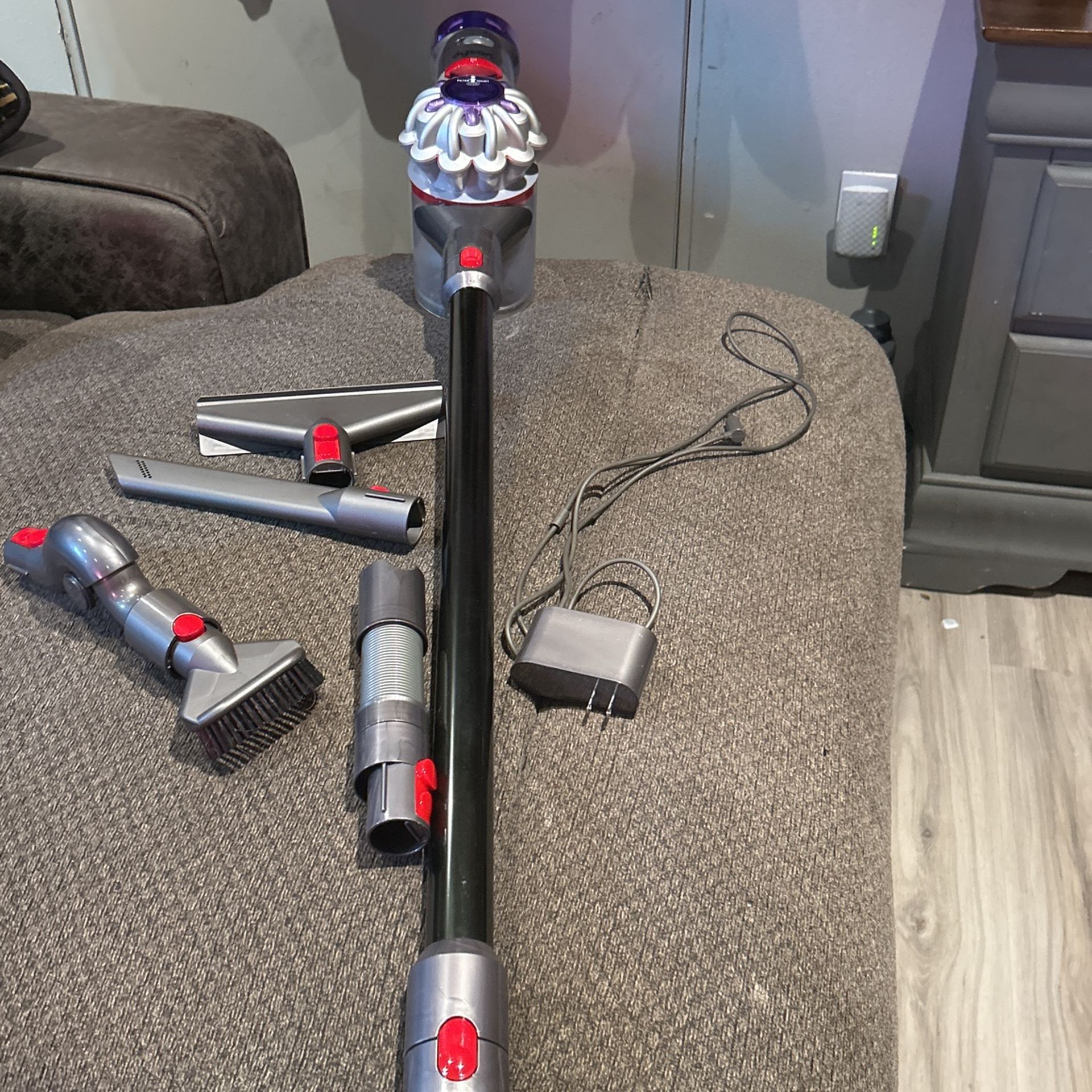 Dyson V8