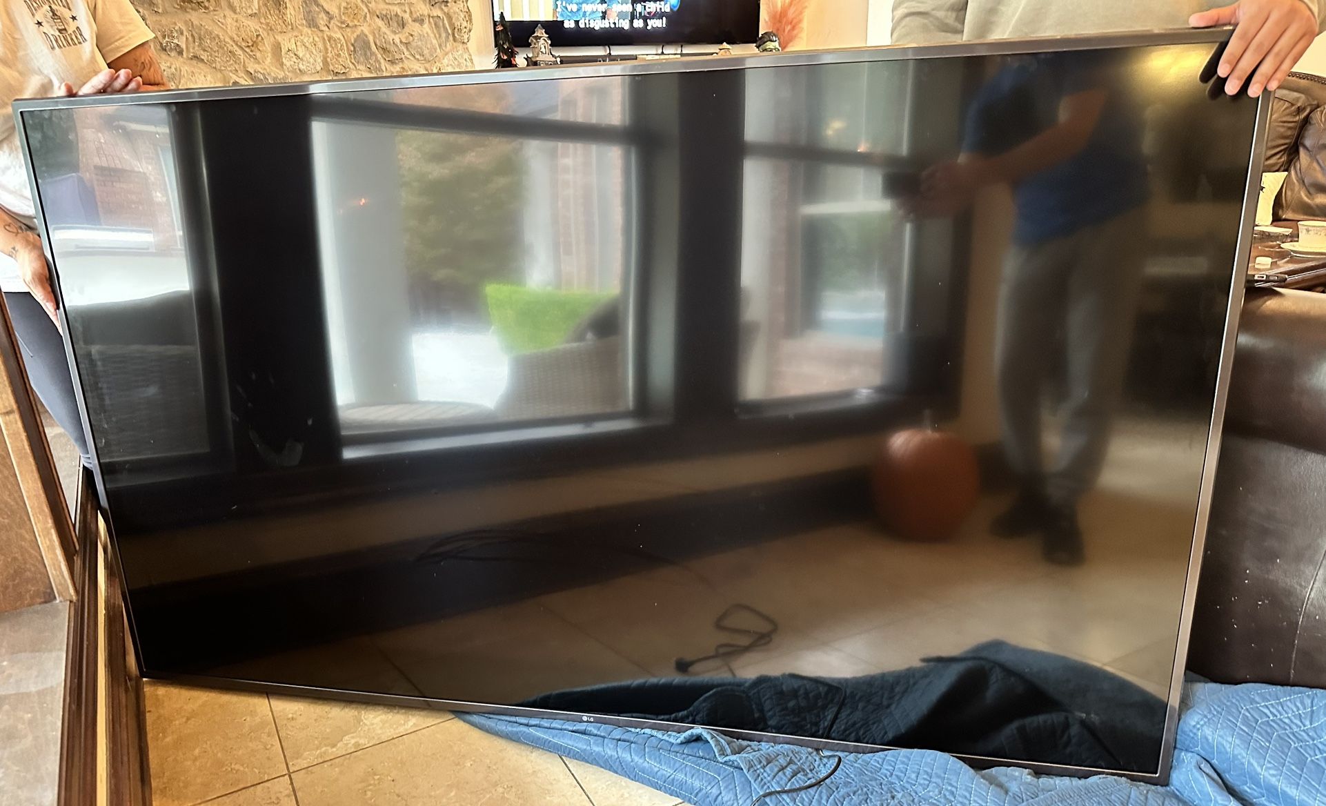 4K LG Smart TV — 82 Inch Screen — Works But Has Slight Blue Shift In Colors