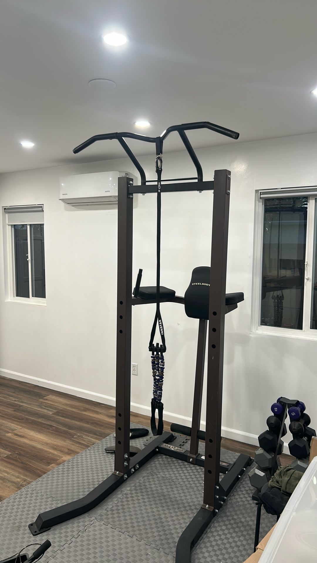 Pull Up Bar With Adjustable Band