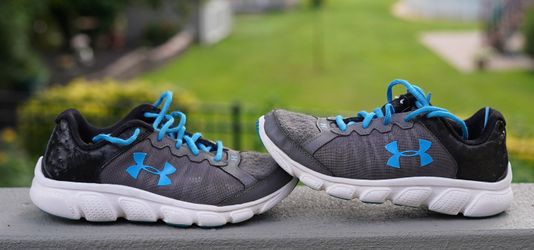 Under Armour youth sport Shoes. 4Y US.