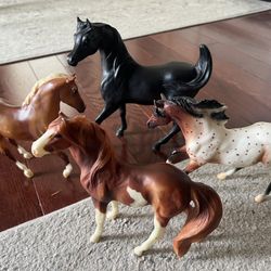 Lot Of Horse Figurines Breyer (2)