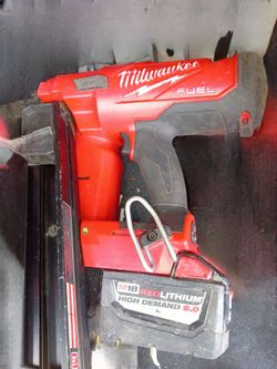 Milwaukee fuel Framing Gun w/9.0& 3.0 batteries