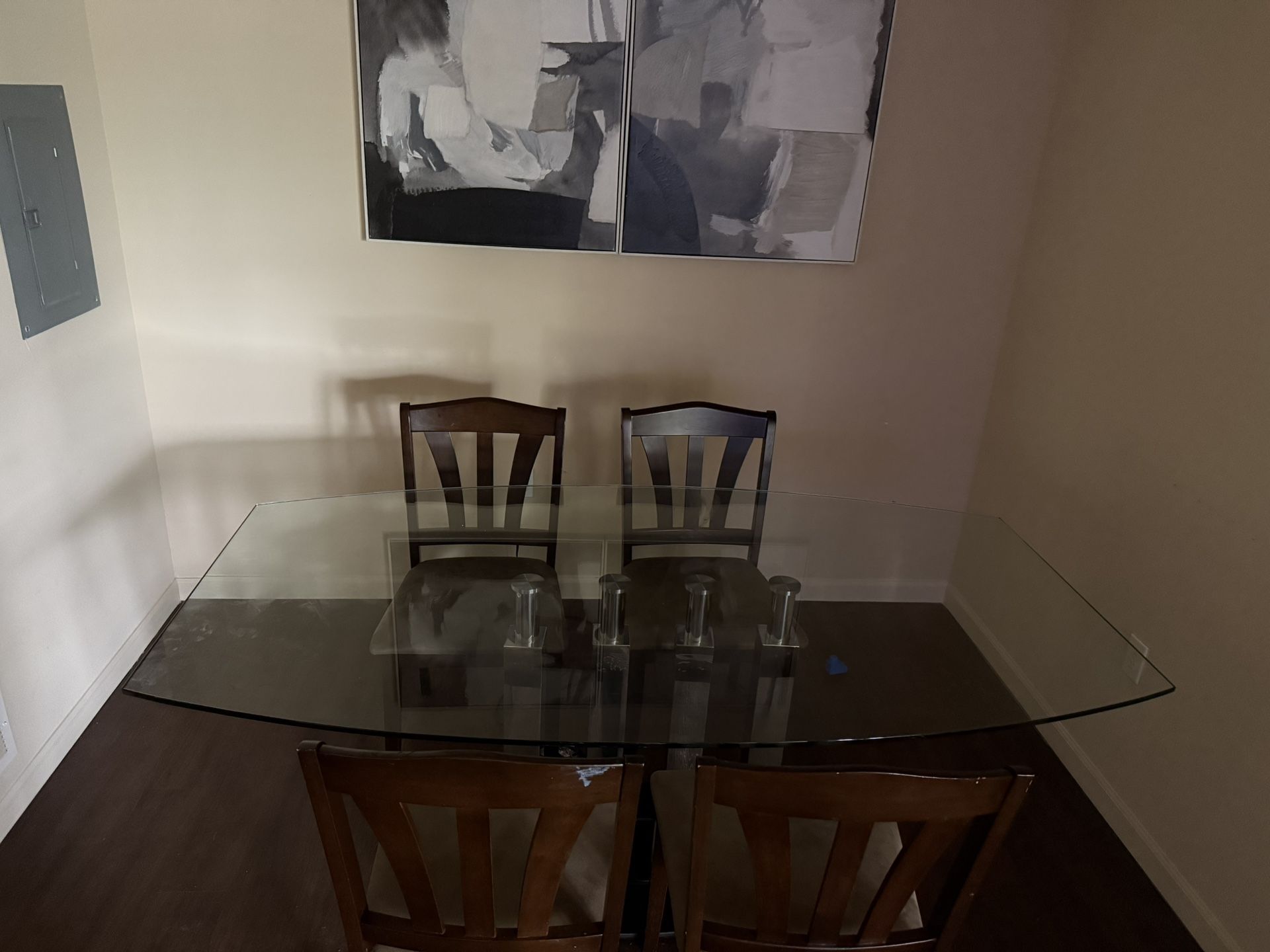 Dining table accompanying 4 chairs!